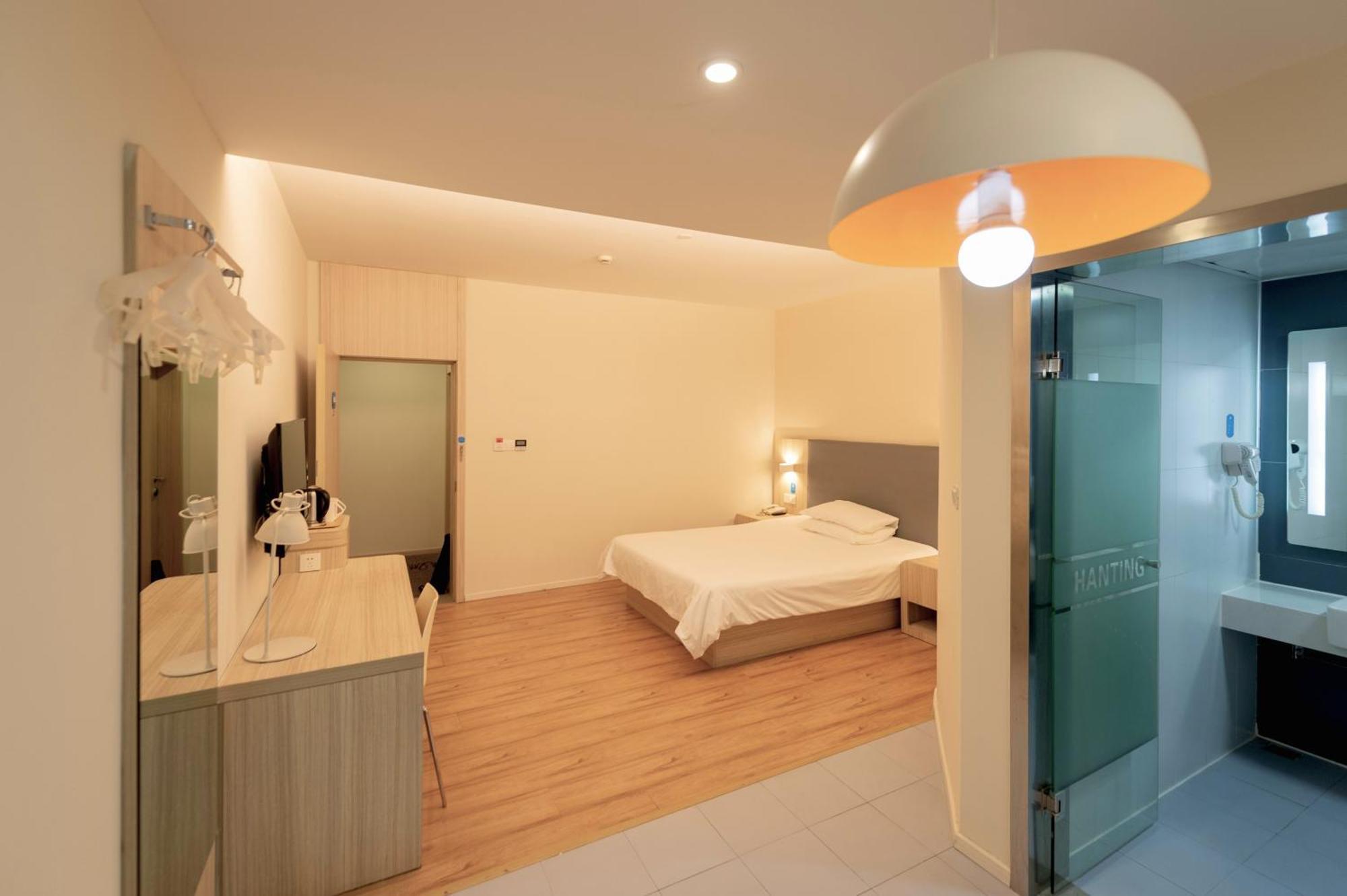 Hanting Nanjing Road Pedestrian Street Hotel 2*